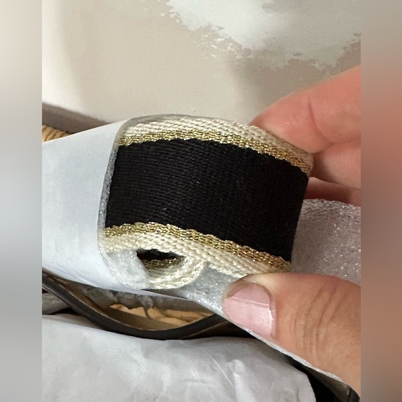 ✨Host Pick✨Marc Jacobs Tan Bucket Bag with Black & Gold Shimmer Strap - Picture 6 of 7